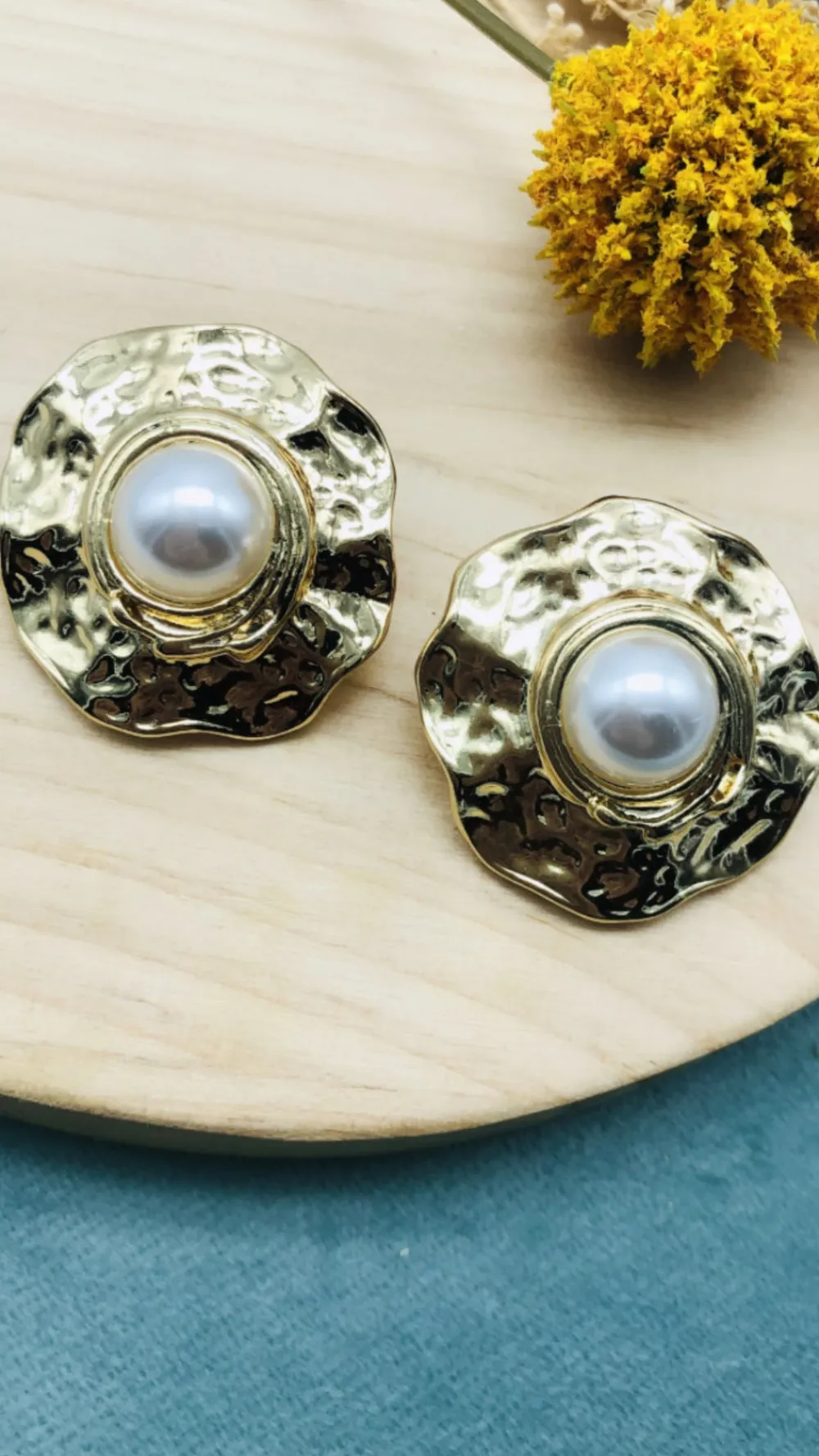 helene_gold_amp_pearl_det_0.webp PARIS FASHION SHOPS Jewellery^Helene Gold & Pearl Detail Wavy Design Earrings