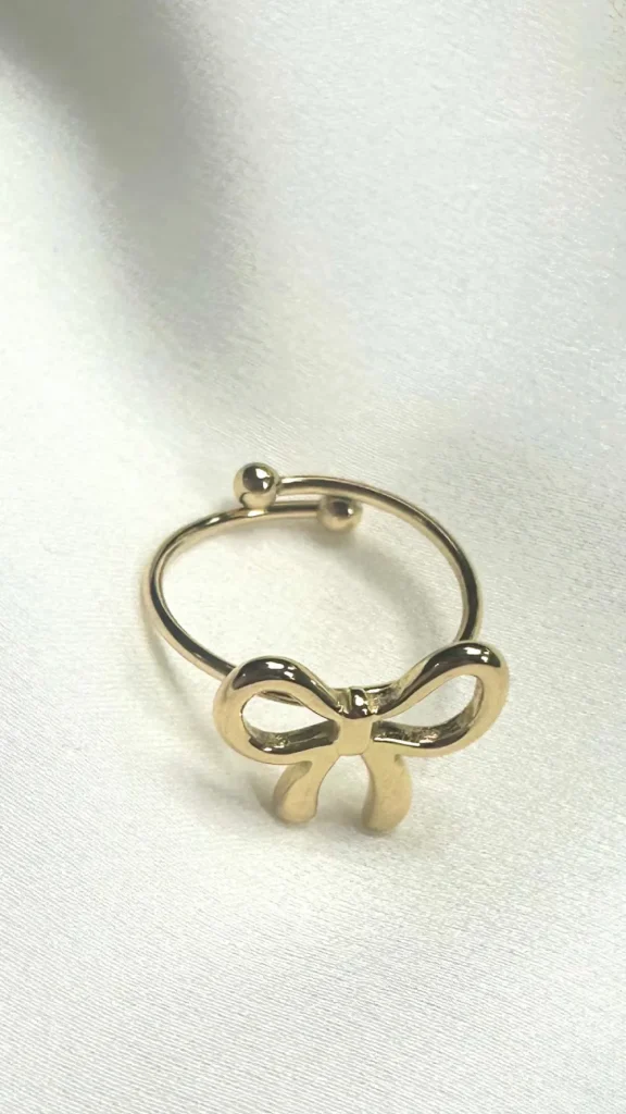 EMILY Jewellery^Jena Gold Bow Detail Stainless Steel Extendable RIng