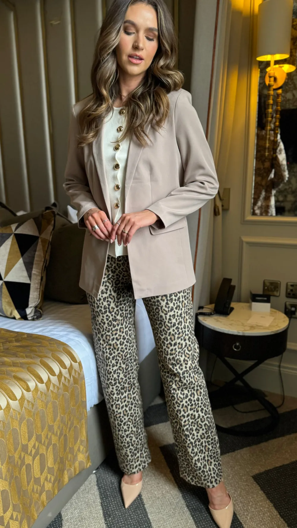nelle_beige_tailored_blaz_2.webp BESTSELLER Blazers^Nelle Beige Tailored Blazer