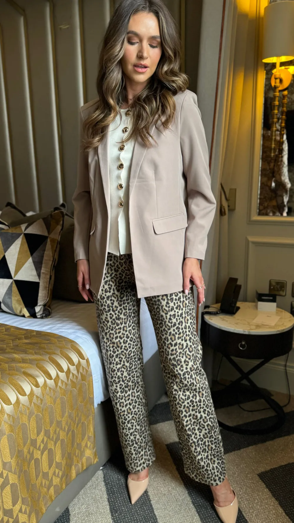 nelle_beige_tailored_blaz_3.webp BESTSELLER Blazers^Nelle Beige Tailored Blazer