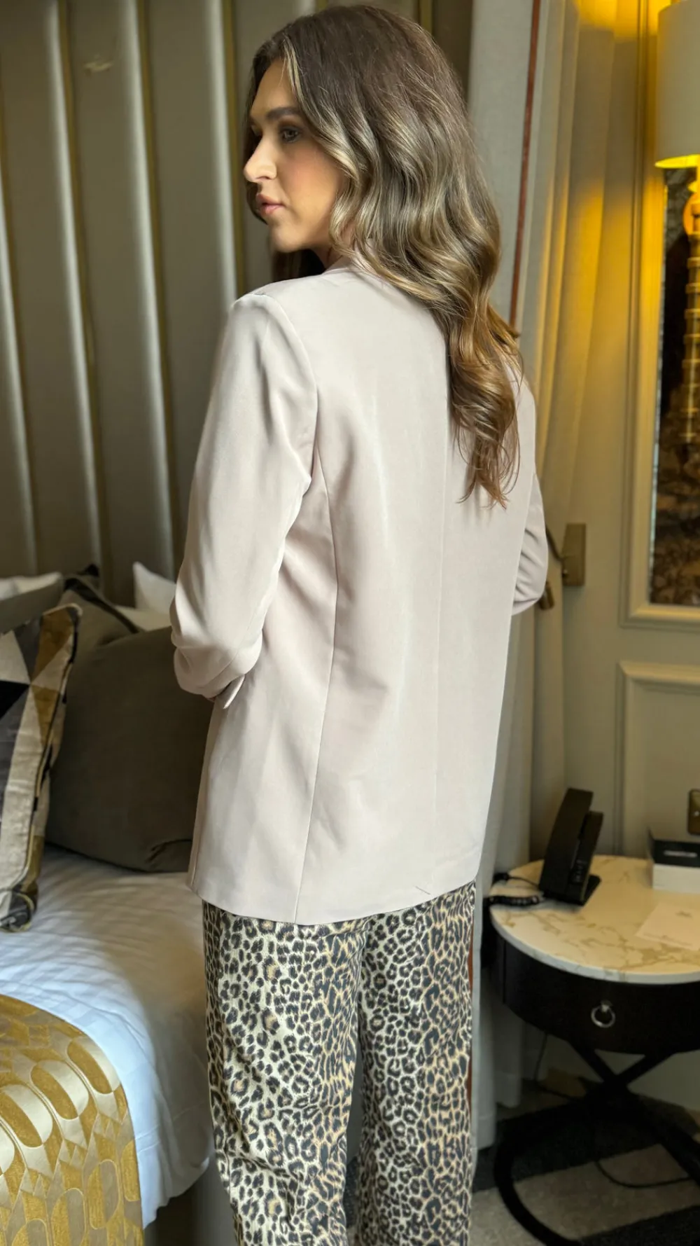 nelle_beige_tailored_blaz_4.webp BESTSELLER Blazers^Nelle Beige Tailored Blazer