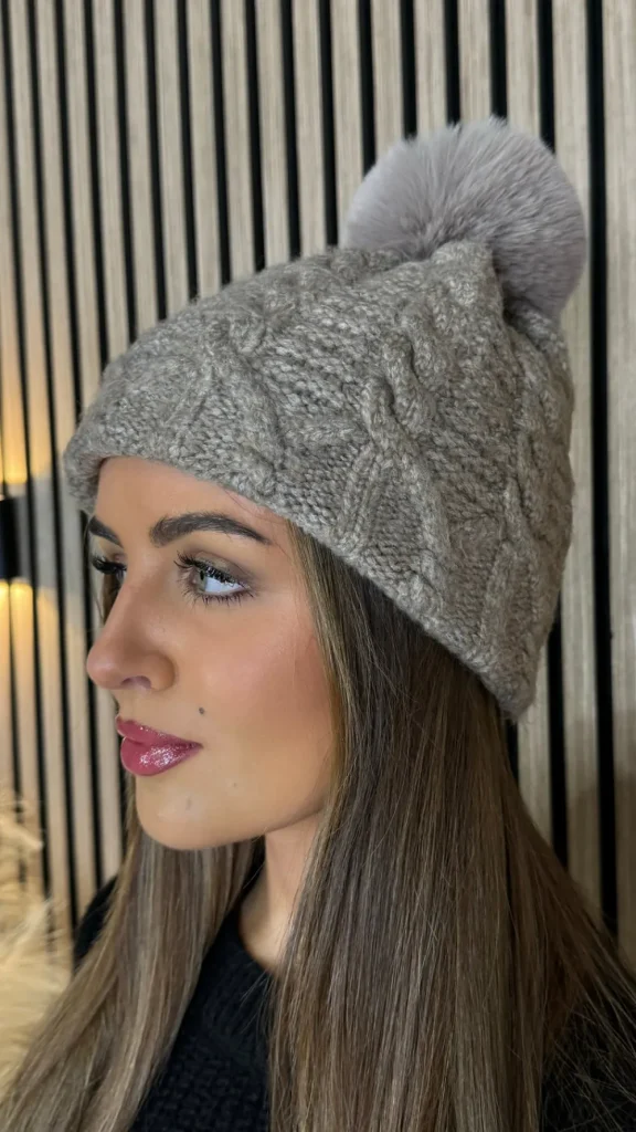 BABEZ LONDON Hats, Scarves & Gloves^Pippin Taupe Chunky Cable Knit Faux Fur Pom Hat