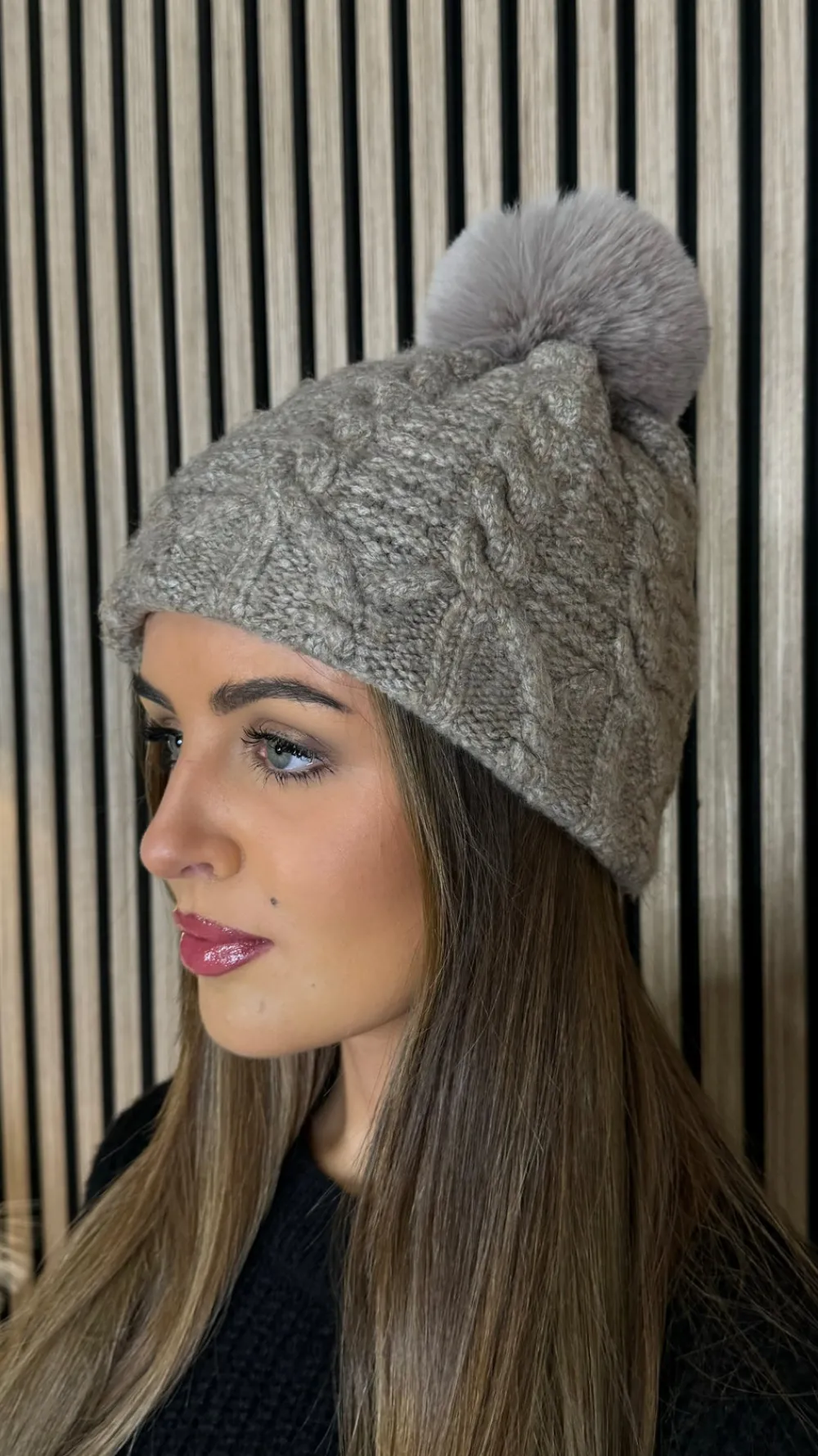 pippin_taupe_chunky_cable_1.webp BABEZ LONDON Hats, Scarves & Gloves^Pippin Taupe Chunky Cable Knit Faux Fur Pom Hat