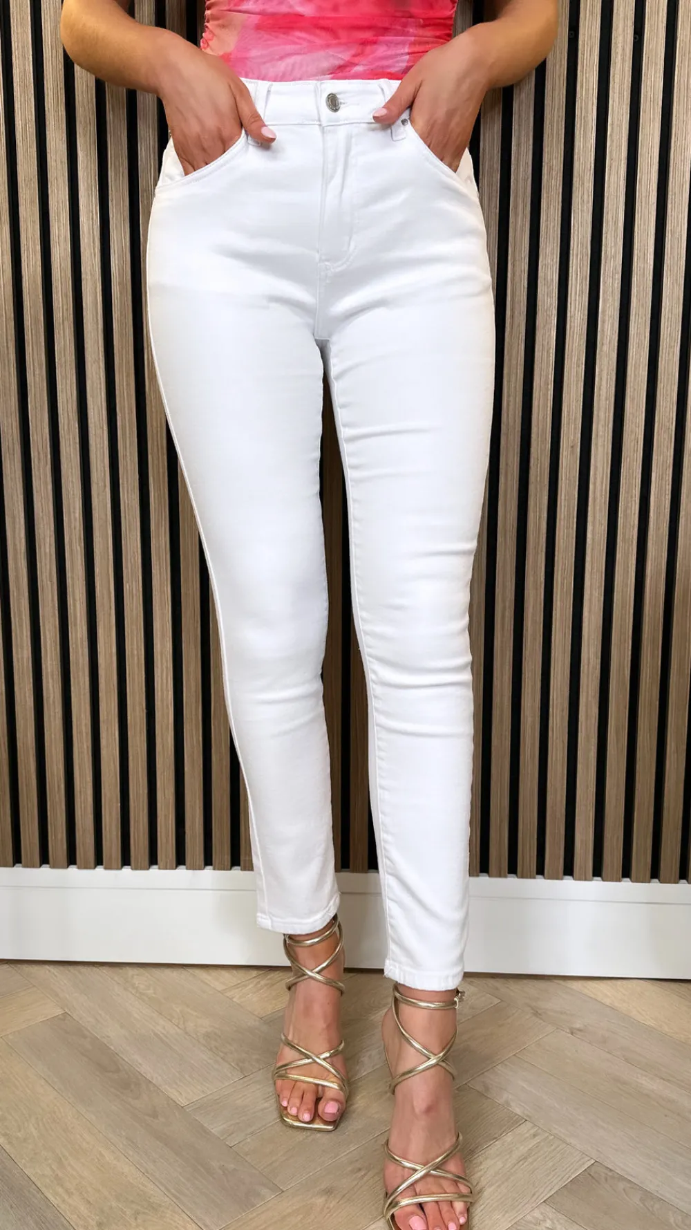 roe_white_mom_jeans_2.webp NINA CARTER Tops | Jeans^Roe White Mom Jeans