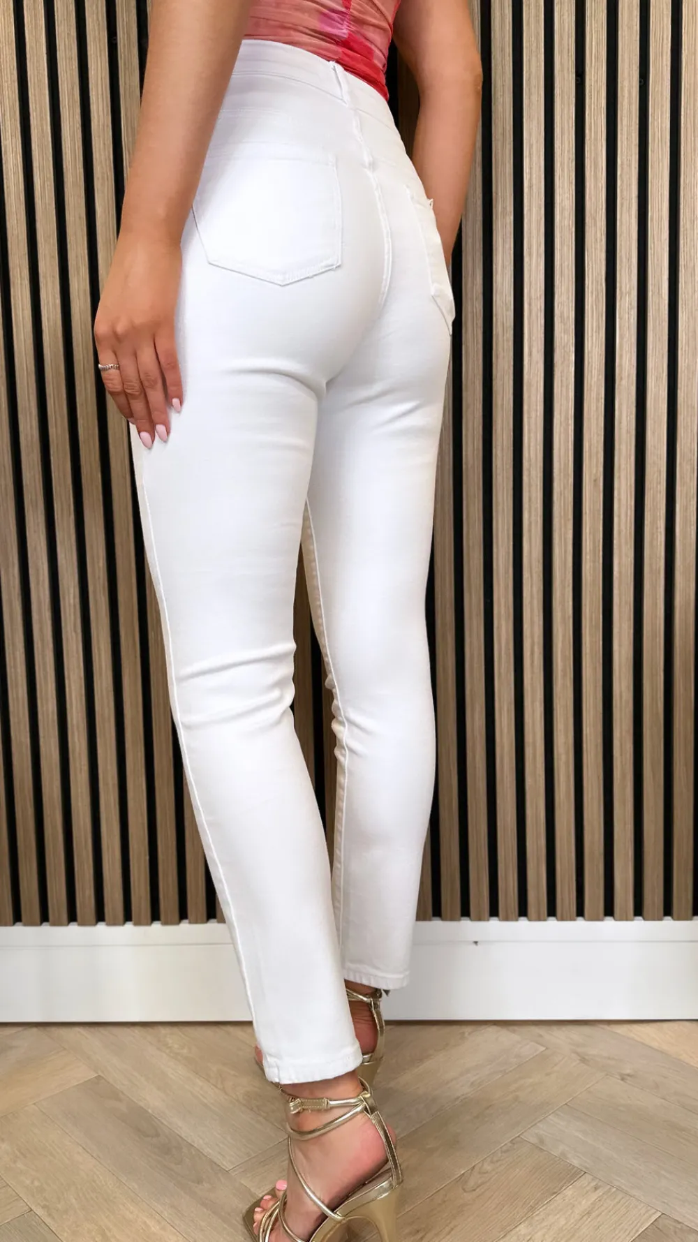 roe_white_mom_jeans_3.webp NINA CARTER Tops | Jeans^Roe White Mom Jeans